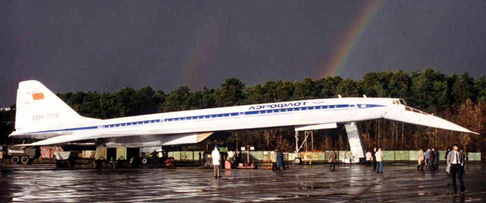 TU-144 Concordski on runway